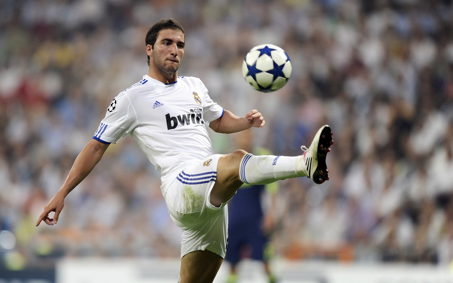 kaiyun体育-史上最具争议的欧冠判罚盘点,欧冠足球裁判